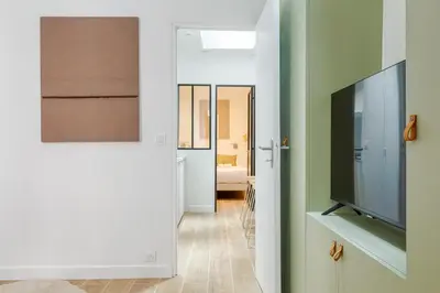 Télévision ou salle de divertissement dans l'établissement Appartement proche Tour Eiffel