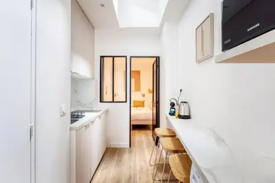 Cuisine ou kitchenette dans l'établissement Appartement proche Tour Eiffel
