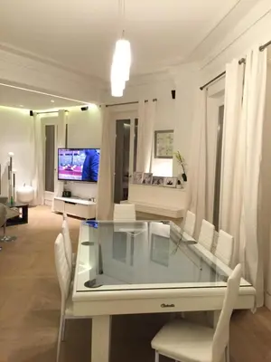 Télévision ou salle de divertissement dans l'établissement Luxury appartement 165m2 Paris 16 Victor Hugo Etoile AC