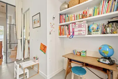 Bibliothèque dans l'appartement