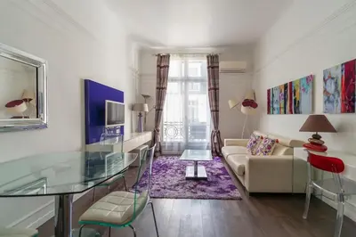 Télévision ou salle de divertissement dans l'établissement Appartement Champs Elysées