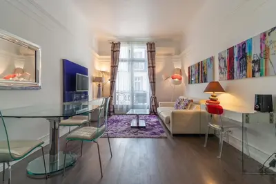 Télévision ou salle de divertissement dans l'établissement Appartement Champs Elysées