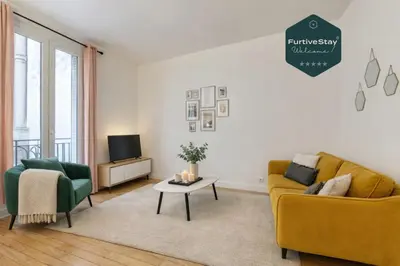 Coin salon dans l'établissement Furtive - Magenta
