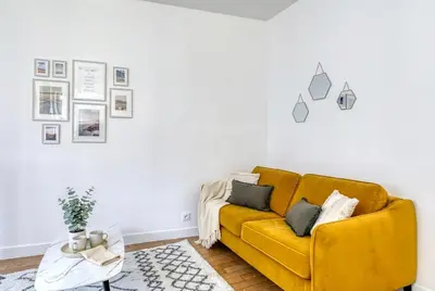 Coin salon dans l'établissement Furtive - Magenta