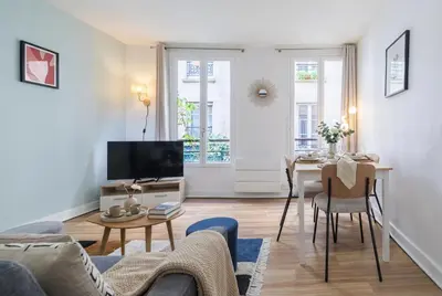 Télévision ou salle de divertissement dans l'établissement Furtive - Montorgueuil