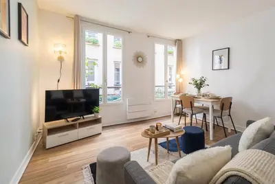 Télévision ou salle de divertissement dans l'établissement Furtive - Montorgueuil