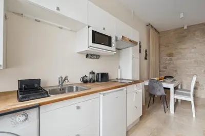 Cuisine ou kitchenette dans l'établissement BnBNova - Ile St Louis