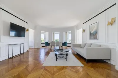 Télévision ou salle de divertissement dans l'établissement Luxury apartments - Avenue Montaigne