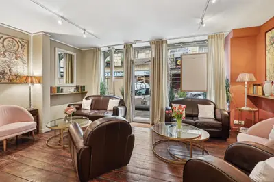 Coin salon dans l'établissement Hôtel de Sèvres