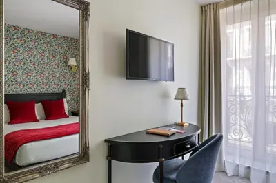 Télévision ou salle de divertissement dans l'établissement Hôtel de Sèvres