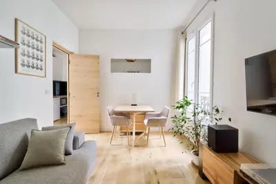 Télévision ou salle de divertissement dans l'établissement Parisian Charm, Modern & Quiet Studio