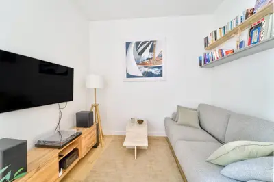 Télévision ou salle de divertissement dans l'établissement Parisian Charm, Modern & Quiet Studio