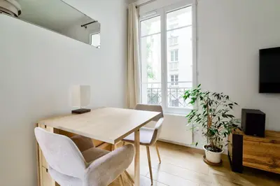 Télévision ou salle de divertissement dans l'établissement Parisian Charm, Modern & Quiet Studio