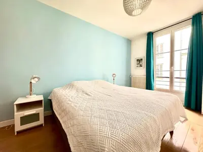 Un ou plusieurs lits dans un hébergement de l'établissement Spacious 4P Apartment Madeleine Department Stores