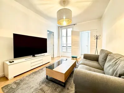 Télévision ou salle de divertissement dans l'établissement Spacious 4P Apartment Madeleine Department Stores