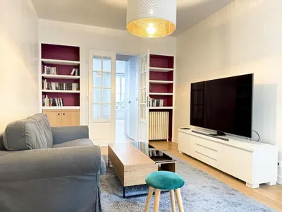 Télévision ou salle de divertissement dans l'établissement Spacious 4P Apartment Madeleine Department Stores