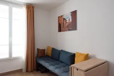 Coin salon dans l'établissement Apartment of 26 m2 near the park of Belleville