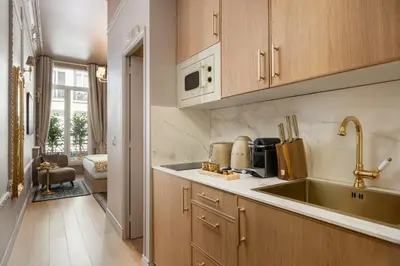 Cuisine ou kitchenette dans l'établissement The Donatella Suite - Champs Elysées