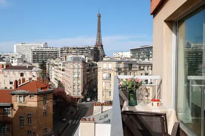 Vue générale sur Paris ou vue de la ville depuis l'appartement