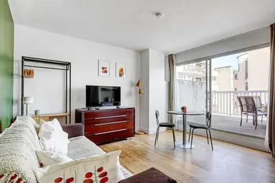 Télévision ou salle de divertissement dans l'établissement Eiffel residence Gustave