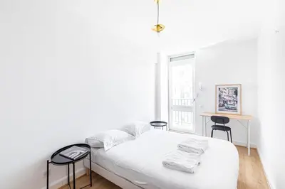 Un ou plusieurs lits dans un hébergement de l'établissement GuestReady - Stylish Stay in the Heart of Javel
