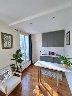 Cuisine ou kitchenette dans l'établissement Eiffel Tower family apartment