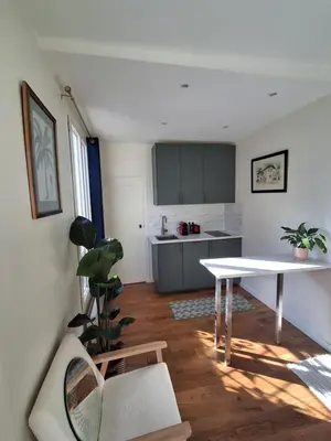 Cuisine ou kitchenette dans l'établissement Eiffel Tower family apartment