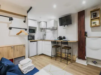 Cuisine ou kitchenette dans l'établissement Cosy Studio - 2P - Canal Saint Martin