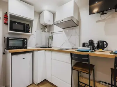 Cuisine ou kitchenette dans l'établissement Cosy Studio - 2P - Canal Saint Martin