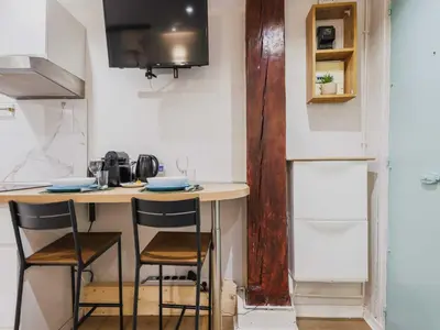 Cuisine ou kitchenette dans l'établissement Cosy Studio - 2P - Canal Saint Martin