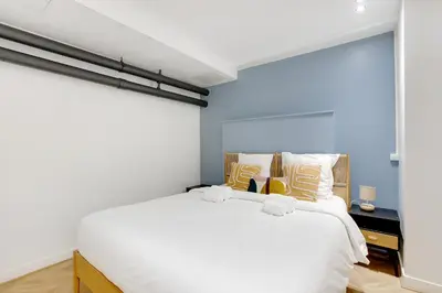 Un ou plusieurs lits dans un hébergement de l'établissement Charmant cocon design 1BR - Proche Montmatre