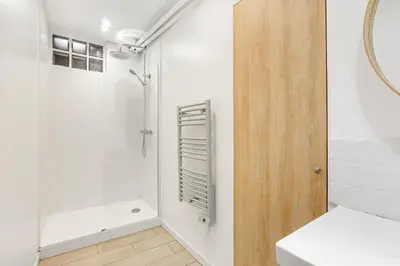 Salle de bains dans l'établissement Charmant cocon design 1BR - Proche Montmatre
