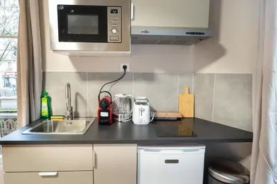 Cuisine ou kitchenette dans l'établissement Cozy and air-conditioned studio - Daumesnil