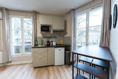Cuisine ou kitchenette dans l'établissement Cozy and air-conditioned studio - Daumesnil