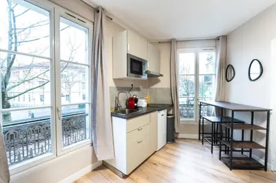Cuisine ou kitchenette dans l'établissement Cozy and air-conditioned studio - Daumesnil