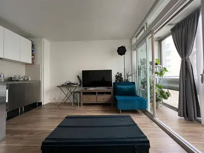 Télévision ou salle de divertissement dans l'établissement Bright studio