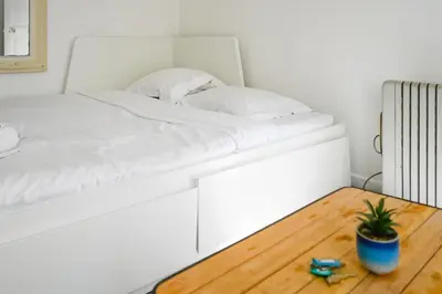 Un ou plusieurs lits dans un hébergement de l'établissement Bright and Cosy studio apartment in Republique Paris