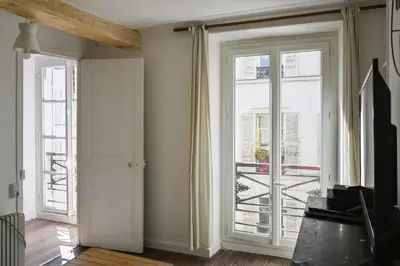 Télévision ou salle de divertissement dans l'établissement Bright and Cosy studio apartment in Republique Paris