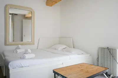 Un ou plusieurs lits dans un hébergement de l'établissement Bright and Cosy studio apartment in Republique Paris