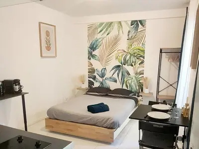 Coin salon dans l'établissement Charmant studio au pied de Montmartre dans résidence avec gardien et caméra de surveillance