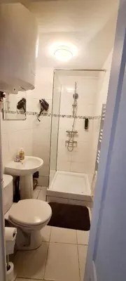 Salle de bains dans l'établissement Charmant studio au pied de Montmartre dans résidence avec gardien et caméra de surveillance