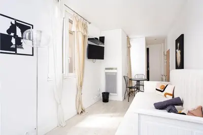 Télévision ou salle de divertissement dans l'établissement Charming Room Center of Paris