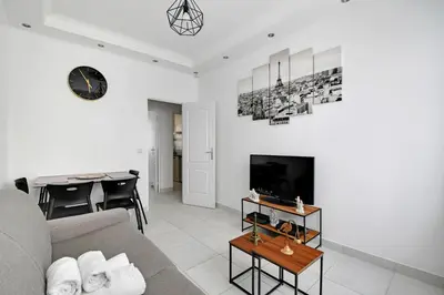 Télévision ou salle de divertissement dans l'établissement Cozy & Spacious Apartment - 1BDR-4P - Gare de Lyon