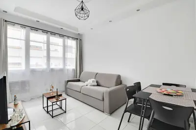 Coin salon dans l'établissement Cozy & Spacious Apartment - 1BDR-4P - Gare de Lyon