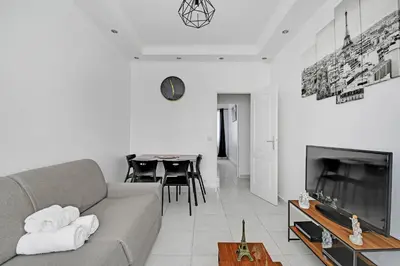 Coin salon dans l'établissement Cozy & Spacious Apartment - 1BDR-4P - Gare de Lyon