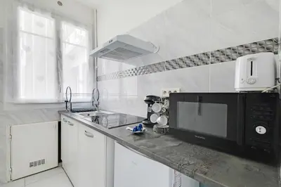 Cuisine ou kitchenette dans l'établissement Cozy & Spacious Apartment - 1BDR-4P - Gare de Lyon