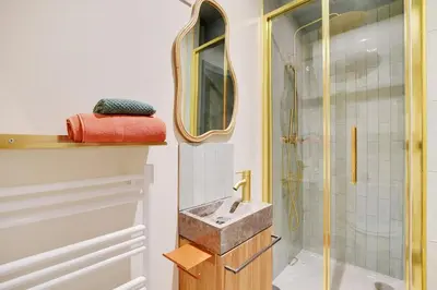Salle de bains dans l'établissement Cozy Studio in Saint-Germain-des-Prés - Fully equipped