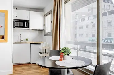 Cuisine ou kitchenette dans l'établissement Eiffel residence Augustin