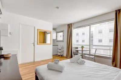 Un ou plusieurs lits dans un hébergement de l'établissement Eiffel residence Augustin