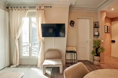 Télévision ou salle de divertissement dans l'établissement Boulevard Ney - 18th - Ney 6